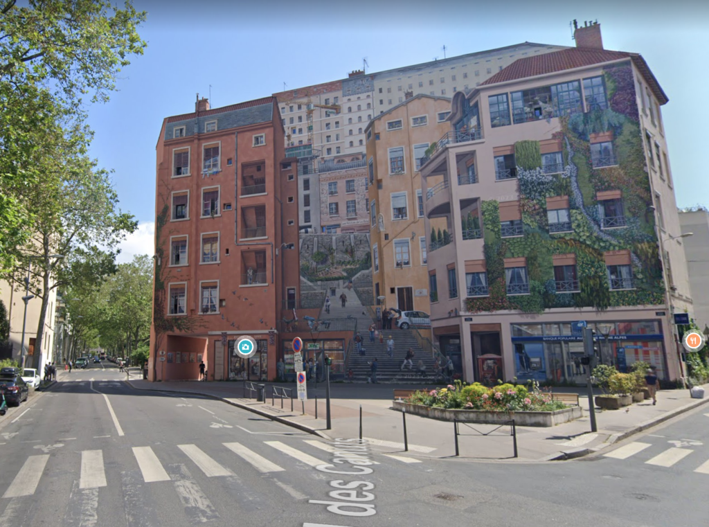 Le boulevard des Canuts et la fresque du Mur des Canuts, à la Croix-Rousse (image Google Maps)