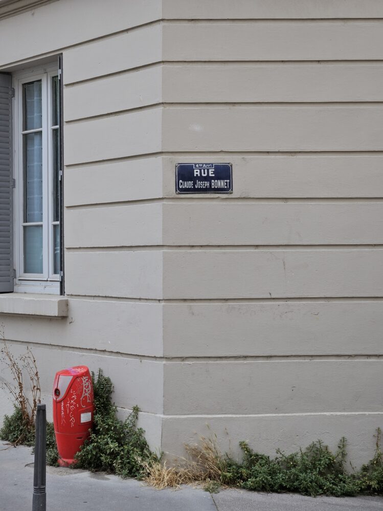 Plaque de rue affichant le nom de Claude-Joseph Bonnet